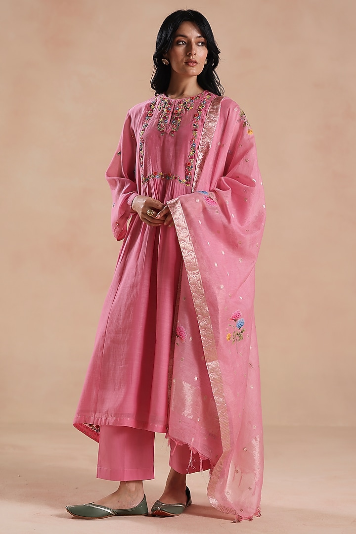 Pink Chanderi Silk Floral Embroidered Kurta Set by Begum Pret at Pernia's Pop Up Shop