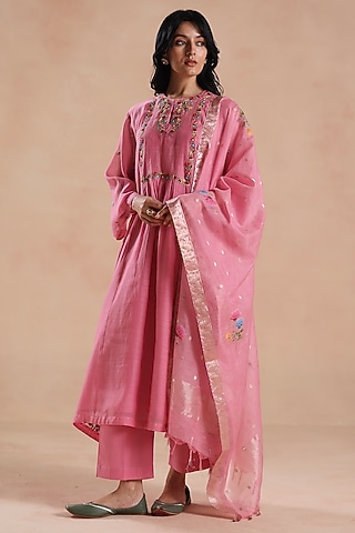 Pink Chanderi Silk Floral Embroidered Kurta Set by Begum Pret