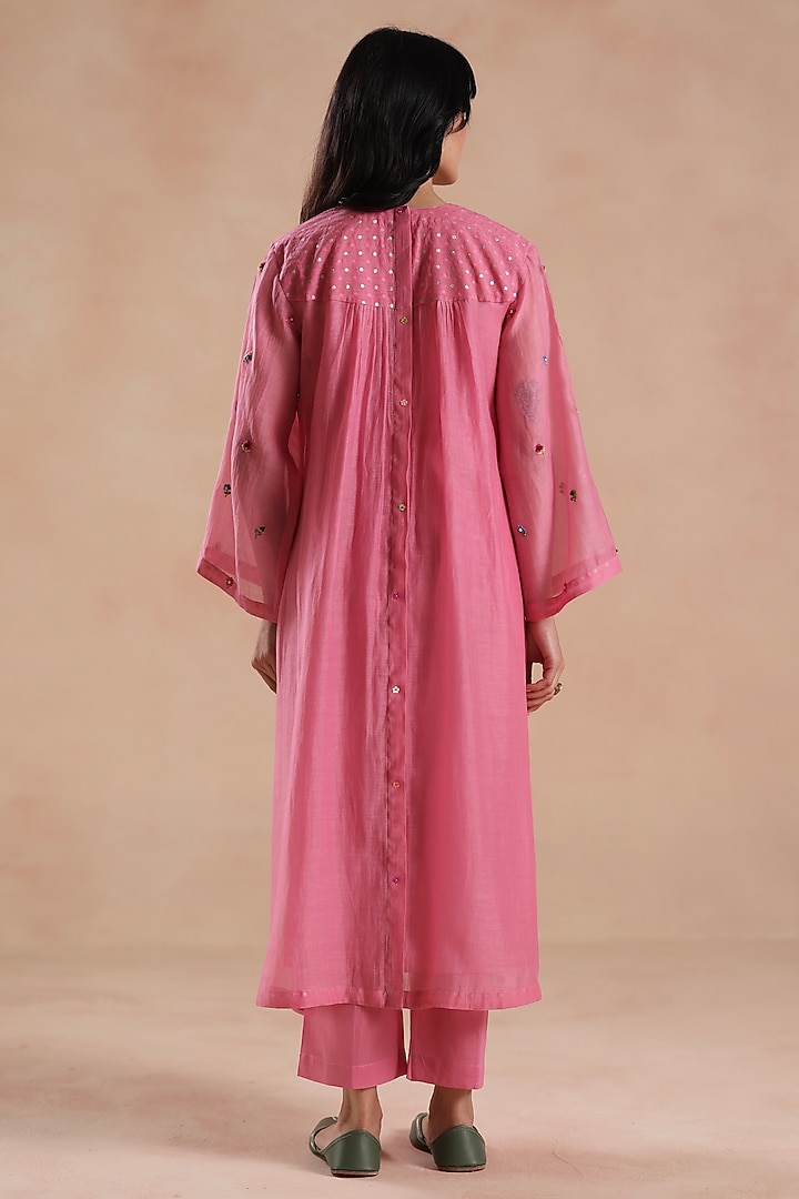 Pink Chanderi Silk Floral Embroidered Kurta Set by Begum Pret at Pernia's Pop Up Shop