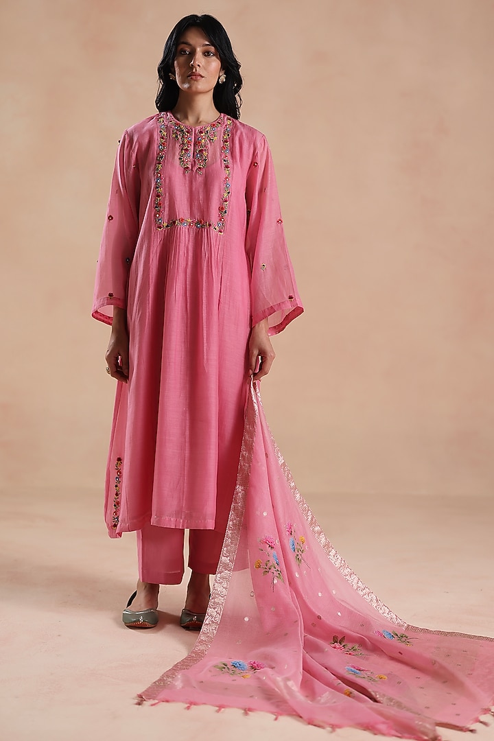 Pink Chanderi Silk Floral Embroidered Kurta Set by Begum Pret at Pernia's Pop Up Shop