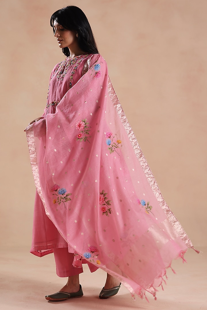 Pink Chanderi Silk Floral Embroidered Kurta Set by Begum Pret at Pernia's Pop Up Shop