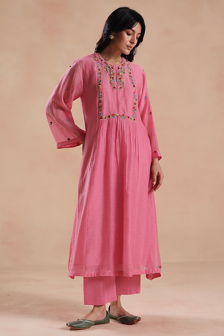 Pink Chanderi Silk Floral Embroidered Kurta Set by Begum Pret at Pernia's Pop Up Shop