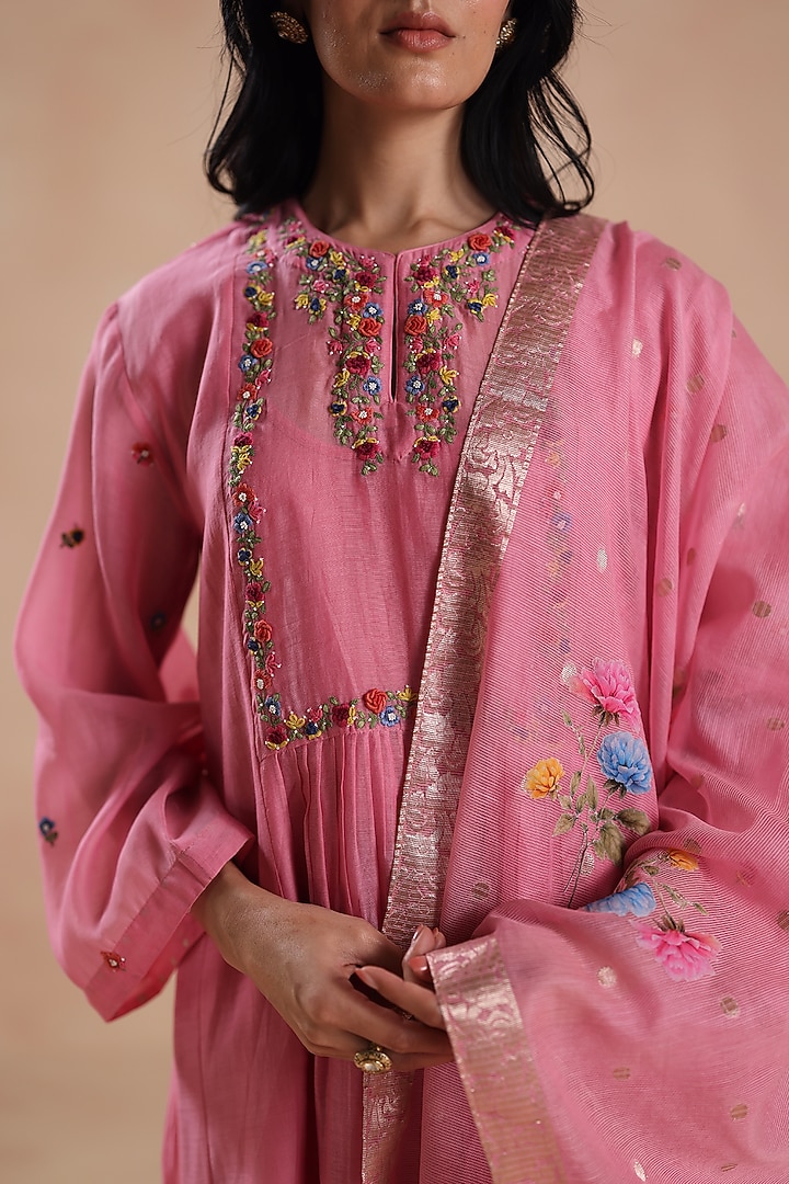 Pink Chanderi Silk Floral Embroidered Kurta Set by Begum Pret at Pernia's Pop Up Shop