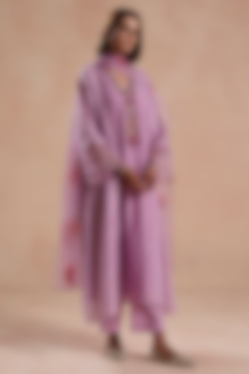 Light Purple Chanderi Silk Floral Embridered Kurta Set by Begum Pret at Pernia's Pop Up Shop