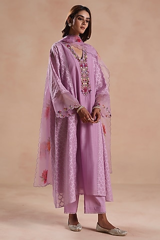 Light Purple Chanderi Silk Floral Embridered Kurta Set by Begum Pret