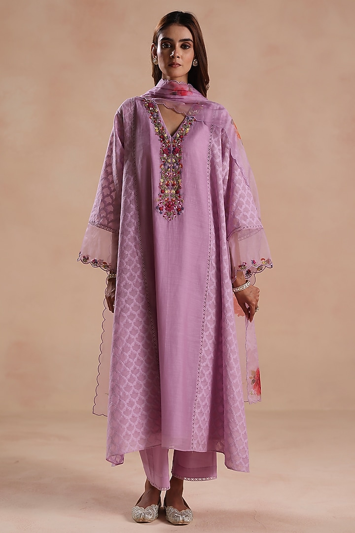 Light Purple Chanderi Silk Floral Embridered Kurta Set by Begum Pret at Pernia's Pop Up Shop