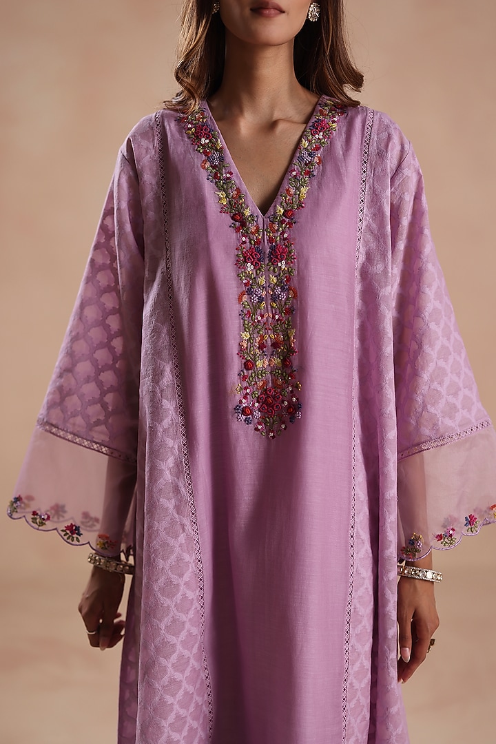 Light Purple Chanderi Silk Floral Embridered Kurta Set by Begum Pret at Pernia's Pop Up Shop
