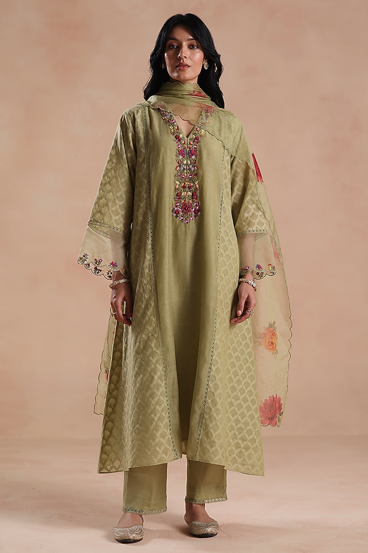 Light Green Chanderi Silk Floral Embridered Kurta Set by Begum Pret at Pernia's Pop Up Shop
