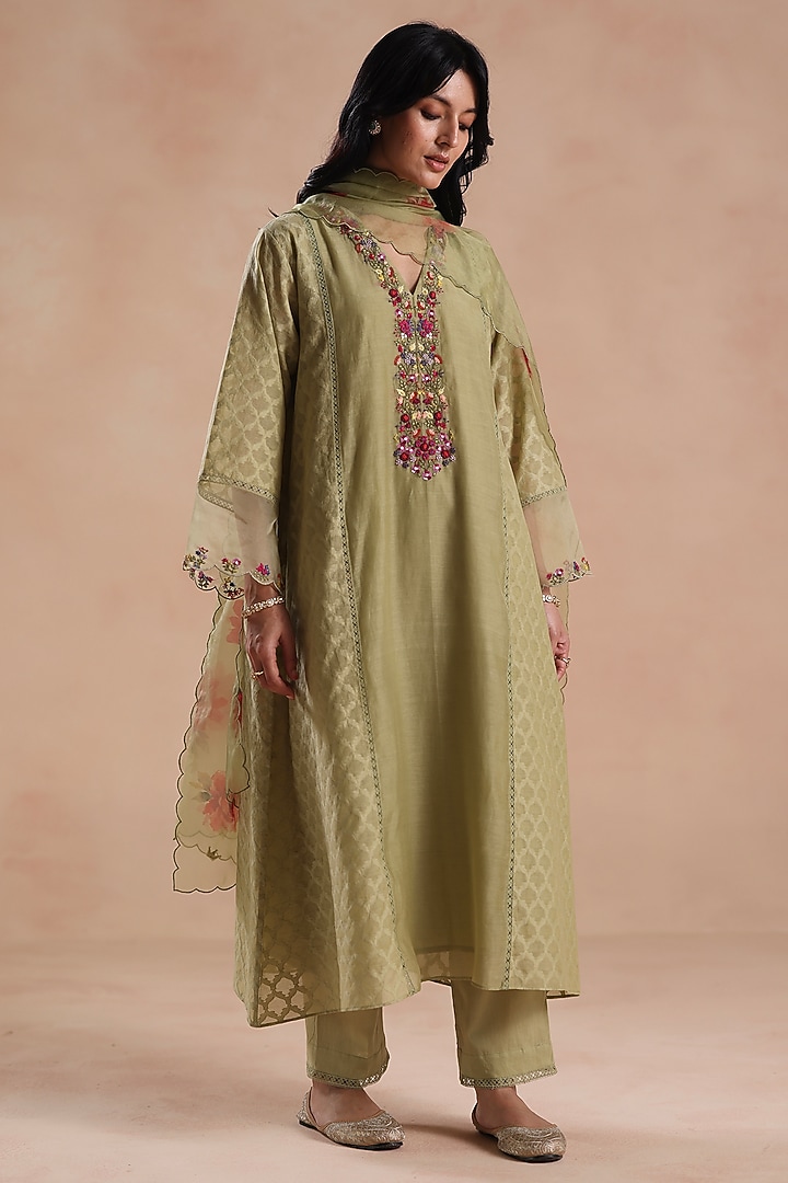 Light Green Chanderi Silk Floral Embridered Kurta Set by Begum Pret at Pernia's Pop Up Shop