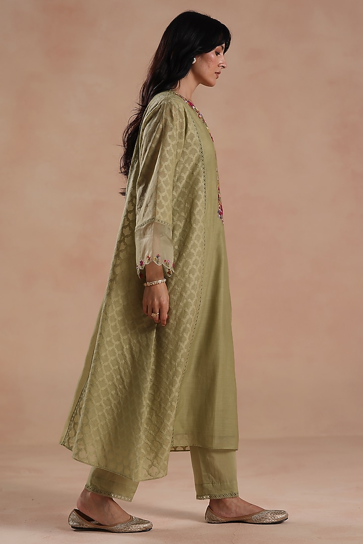 Light Green Chanderi Silk Floral Embridered Kurta Set by Begum Pret at Pernia's Pop Up Shop