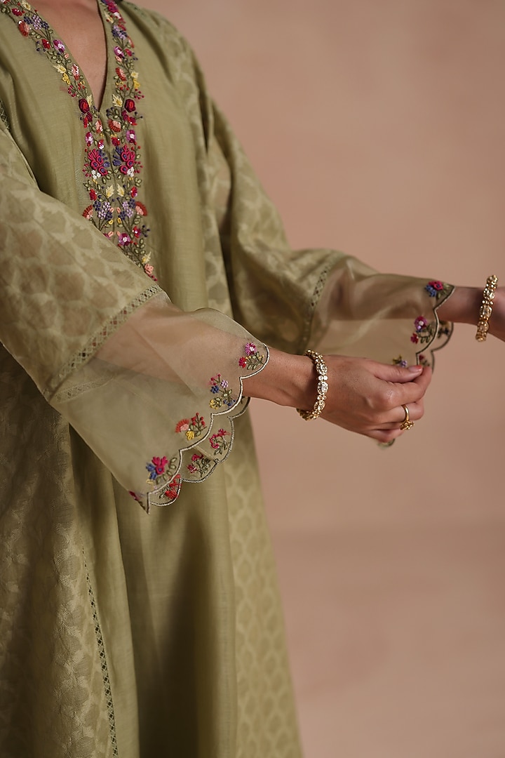 Light Green Chanderi Silk Floral Embridered Kurta Set by Begum Pret at Pernia's Pop Up Shop