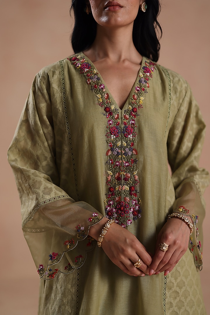 Light Green Chanderi Silk Floral Embridered Kurta Set by Begum Pret at Pernia's Pop Up Shop