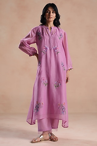Light Purple Chanderi Silk Floral Embridered Kurta Set by Begum Pret