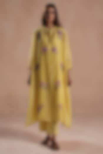 Yellow Chanderi Silk Floral Embridered Kurta Set by Begum Pret at Pernia's Pop Up Shop