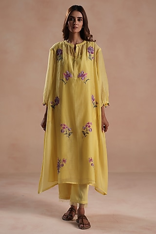 Yellow Chanderi Silk Floral Embridered Kurta Set by Begum Pret
