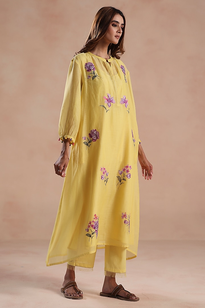 Yellow Chanderi Silk Floral Embridered Kurta Set by Begum Pret at Pernia's Pop Up Shop
