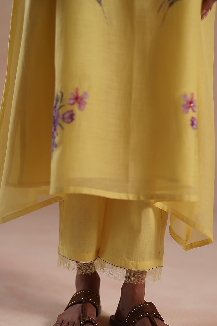 Yellow Chanderi Silk Floral Embridered Kurta Set by Begum Pret at Pernia's Pop Up Shop