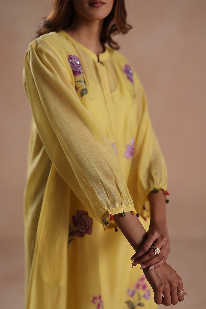Yellow Chanderi Silk Floral Embridered Kurta Set by Begum Pret at Pernia's Pop Up Shop