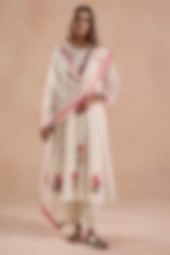 Ivory Chanderi Silk Floral Embridered Kurta Set by Begum Pret at Pernia's Pop Up Shop