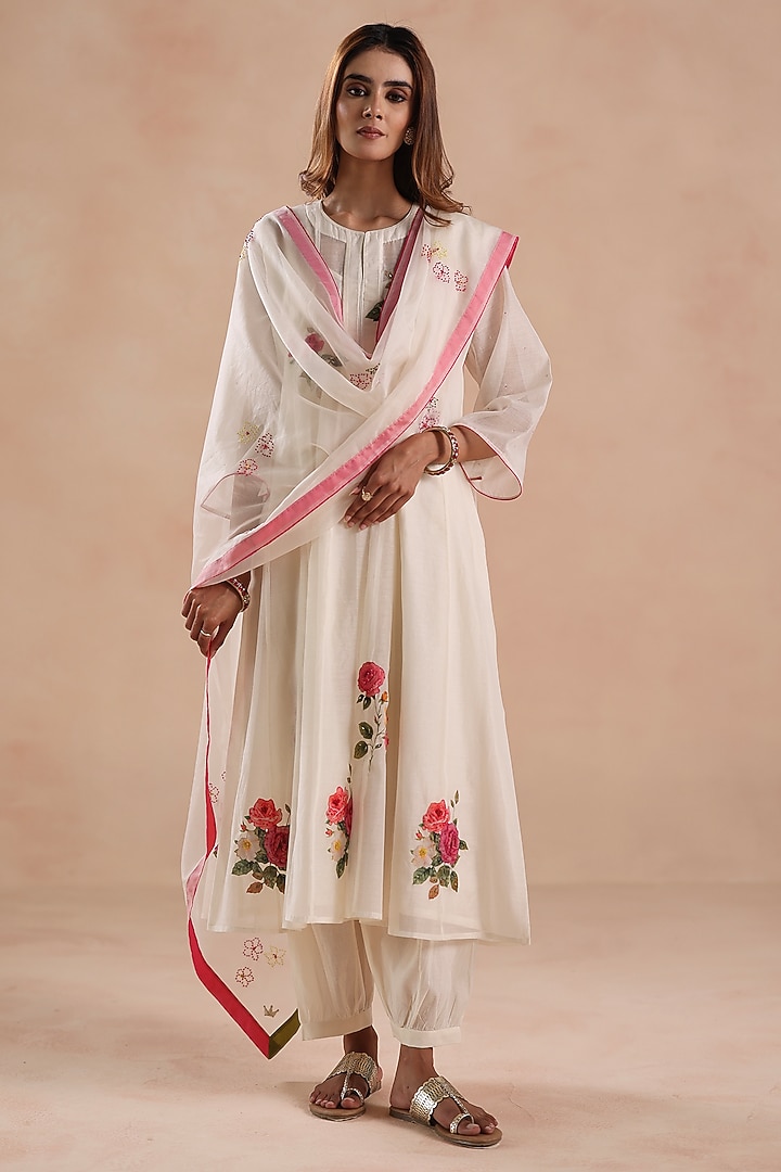 Ivory Chanderi Silk Floral Embridered Kurta Set by Begum Pret at Pernia's Pop Up Shop