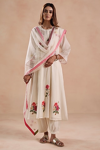 Ivory Chanderi Silk Floral Embridered Kurta Set by Begum Pret