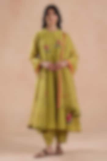 Pistachio Green Chanderi Silk Floral Embridered Kurta Set by Begum Pret at Pernia's Pop Up Shop