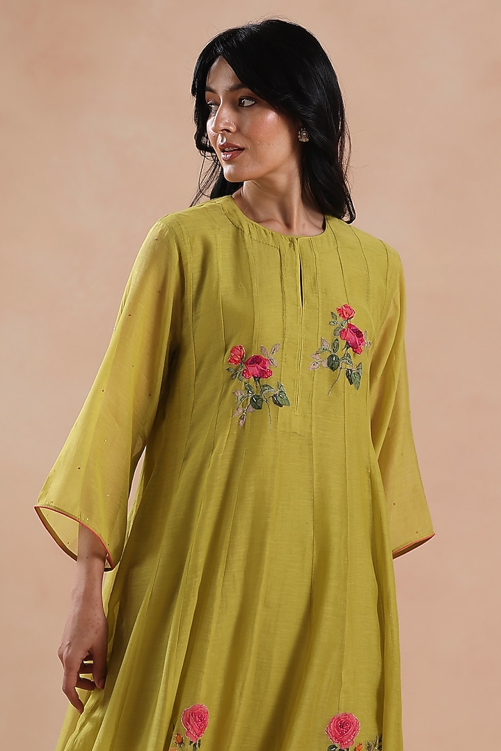 Pistachio Green Chanderi Silk Floral Embridered Kurta Set by Begum Pret at Pernia's Pop Up Shop