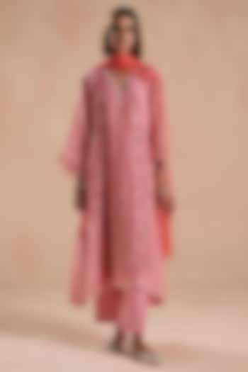 Blush Pink Chanderi Silk Floral Embridered Kurta Set by Begum Pret at Pernia's Pop Up Shop