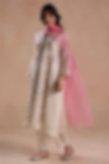 Ivory Chanderi Silk Floral Embridered Kurta Set by Begum Pret at Pernia's Pop Up Shop