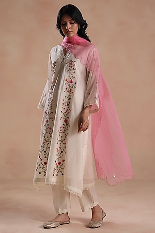 Ivory Chanderi Silk Floral Embridered Kurta Set by Begum Pret
