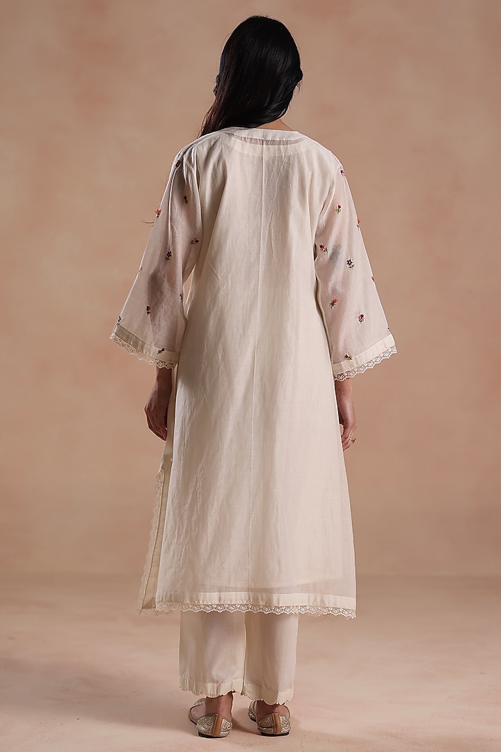 Ivory Chanderi Silk Floral Embridered Kurta Set by Begum Pret at Pernia's Pop Up Shop