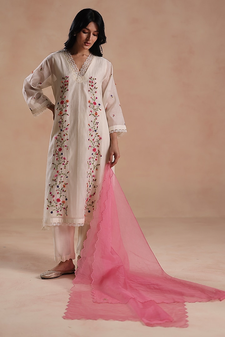 Ivory Chanderi Silk Floral Embridered Kurta Set by Begum Pret at Pernia's Pop Up Shop