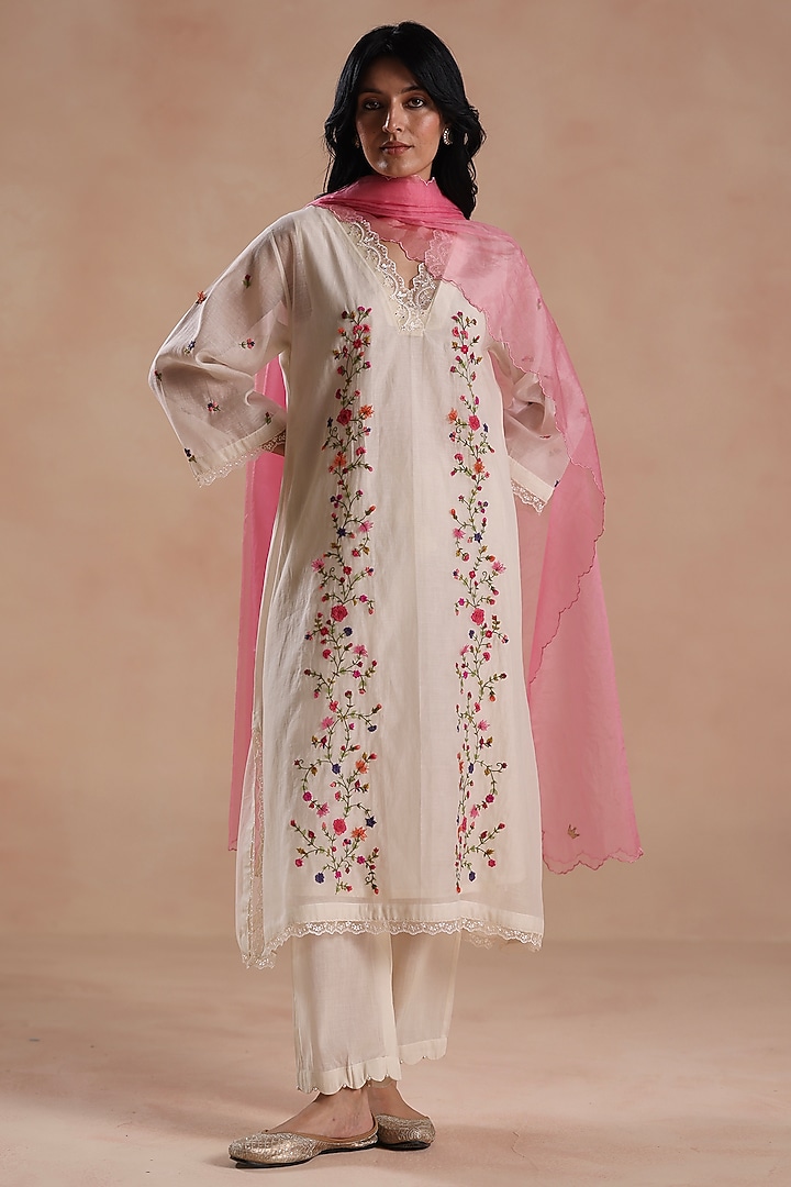 Ivory Chanderi Silk Floral Embridered Kurta Set by Begum Pret at Pernia's Pop Up Shop