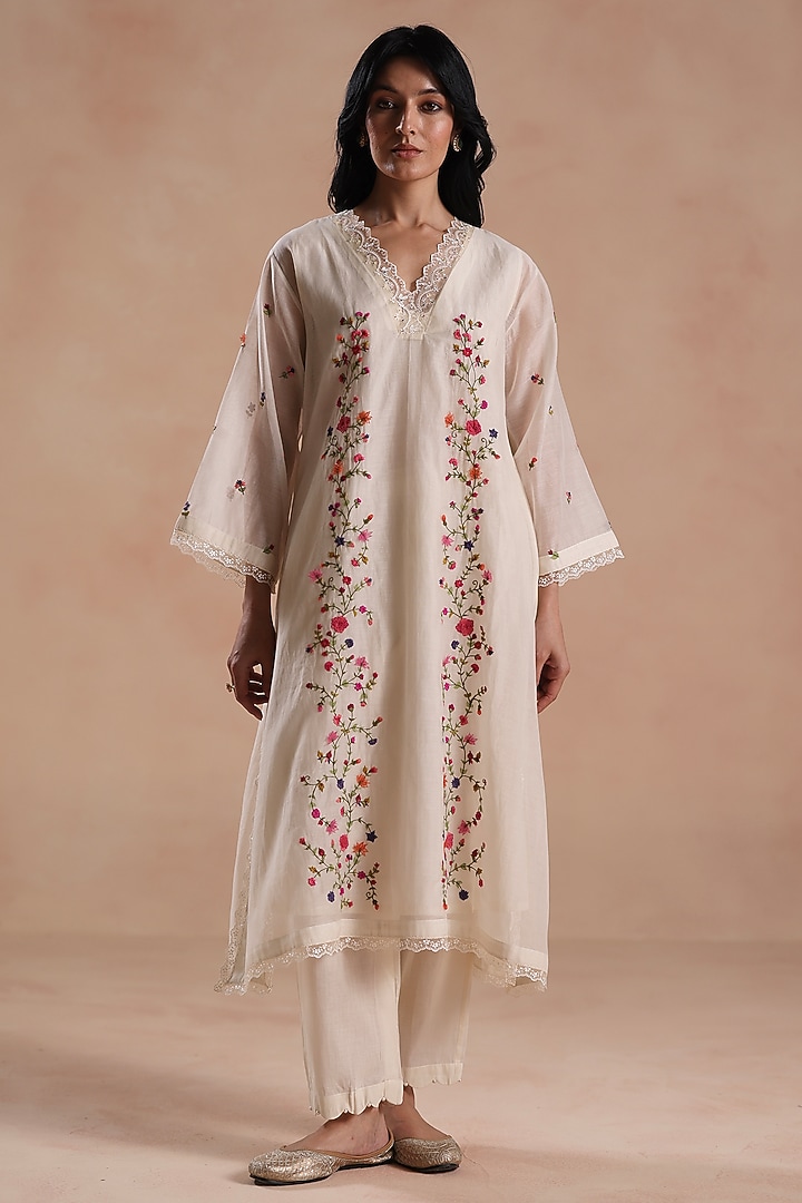 Ivory Chanderi Silk Floral Embridered Kurta Set by Begum Pret at Pernia's Pop Up Shop