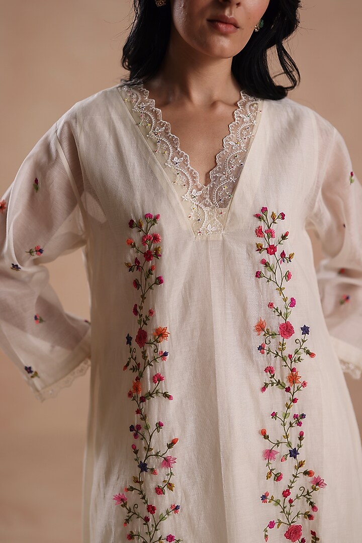 Ivory Chanderi Silk Floral Embridered Kurta Set by Begum Pret at Pernia's Pop Up Shop