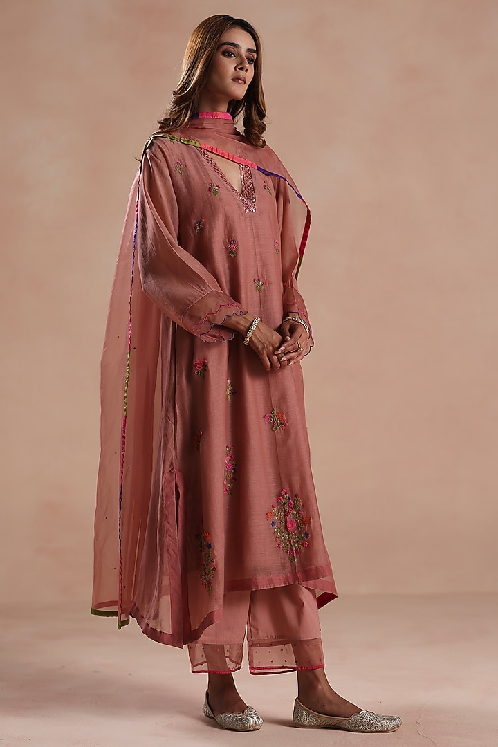 Copper Pink Chanderi Silk Floral Embridered Kurta Set by Begum Pret at Pernia's Pop Up Shop