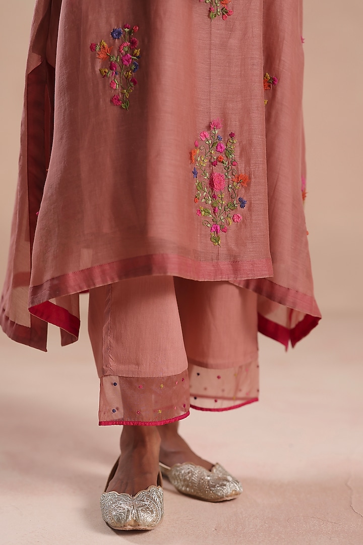 Copper Pink Chanderi Silk Floral Embridered Kurta Set by Begum Pret at Pernia's Pop Up Shop