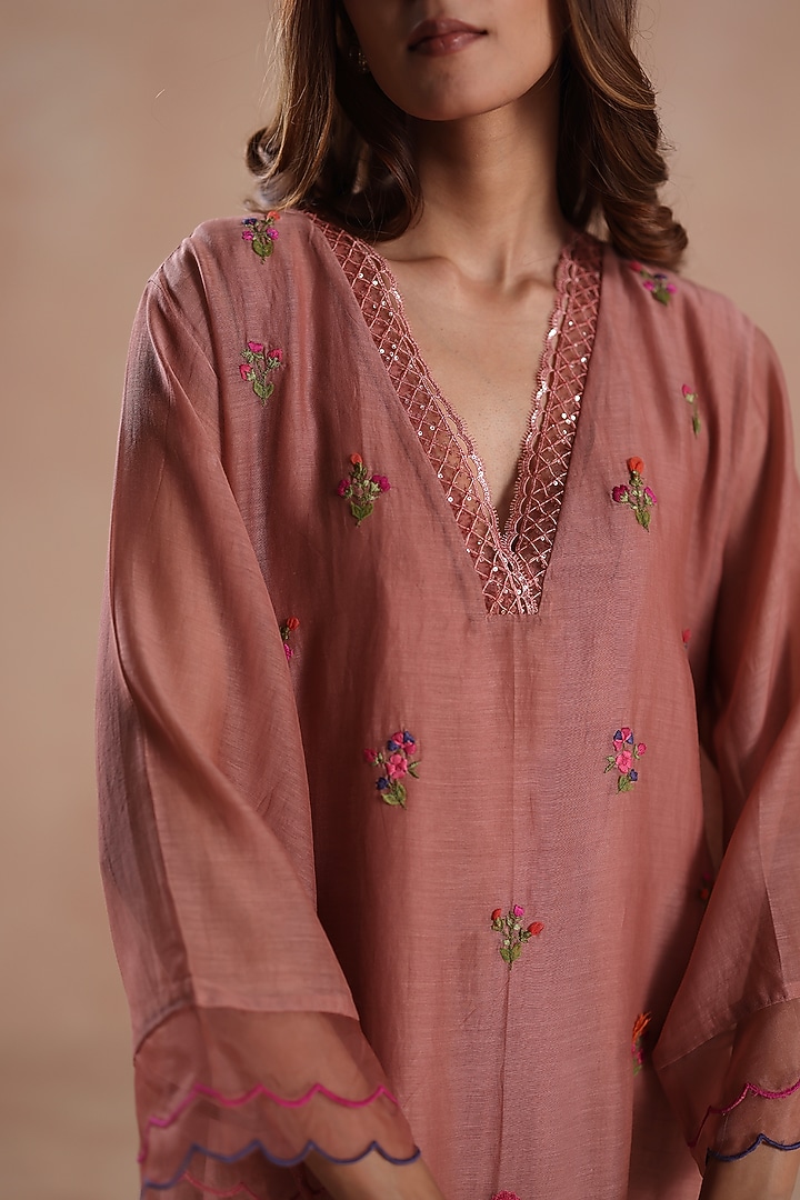 Copper Pink Chanderi Silk Floral Embridered Kurta Set by Begum Pret at Pernia's Pop Up Shop