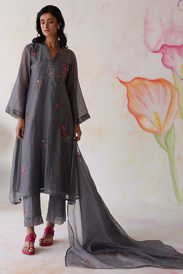 Grey Chanderi Sequins & Floral Embroidered Kurta Set by Begum Pret