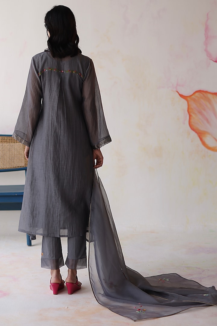Grey Chanderi Sequins & Floral Embroidered Kurta Set by Begum Pret at Pernia's Pop Up Shop