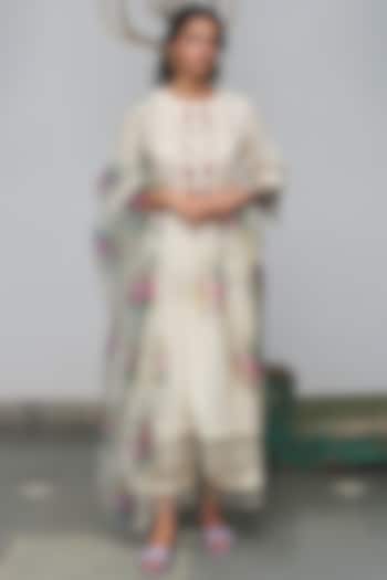 White Hand Embroidered Kurta Set by Begum Pret at Pernia's Pop Up Shop