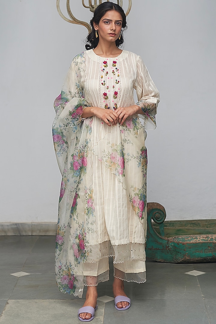 White Hand Embroidered Kurta Set by Begum Pret at Pernia's Pop Up Shop