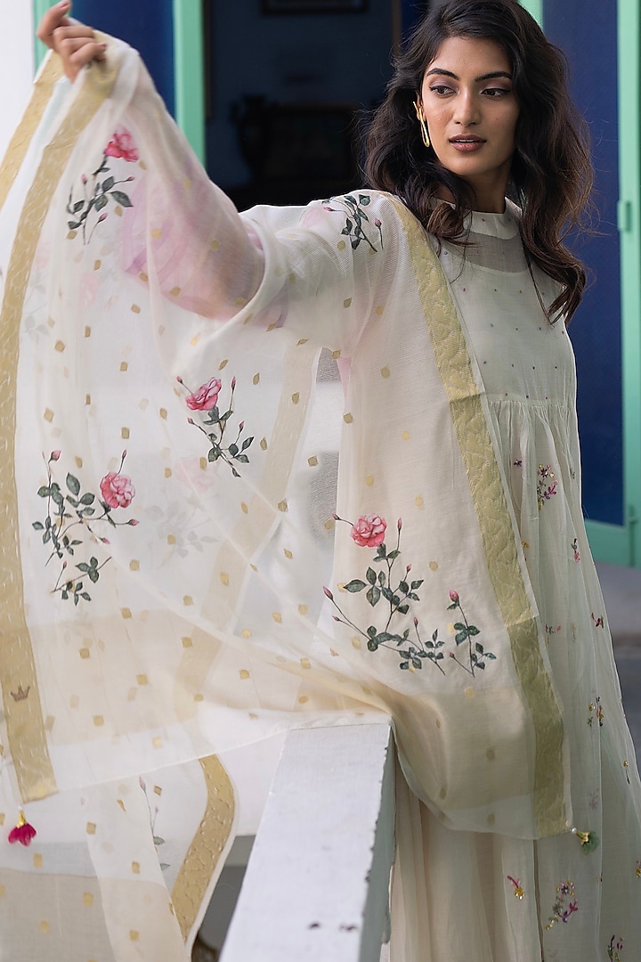 Pearlish Ivory Kurta Set With Embroidery by Begum Pret