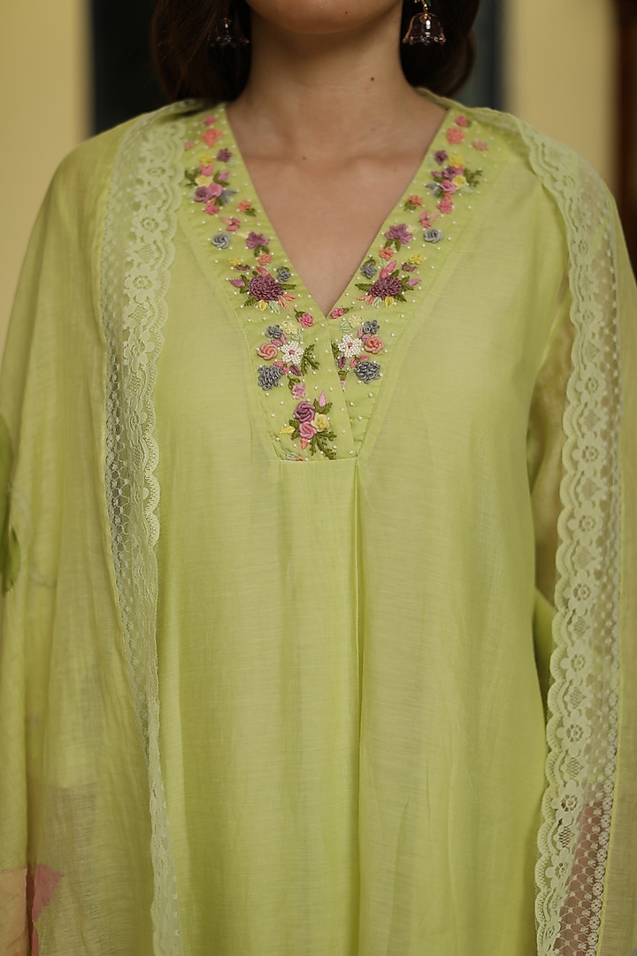 Mint Green Embroidered Kurta Set by Begum Pret at Pernia's Pop Up Shop