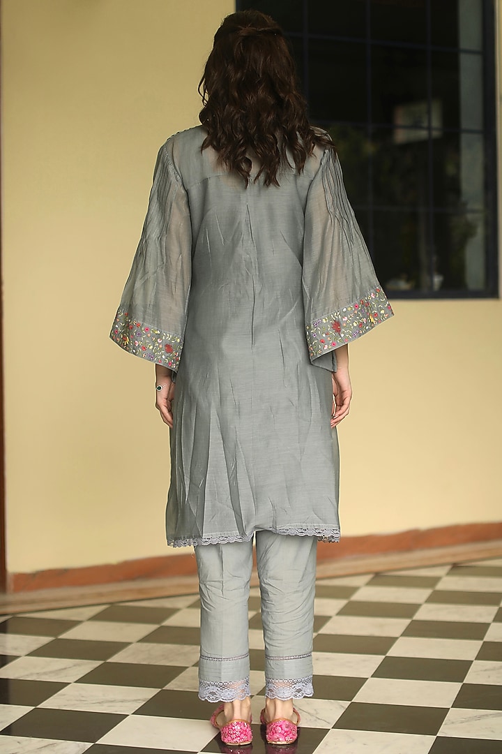 Grey Embroidered Kurta Set by Begum Pret at Pernia's Pop Up Shop