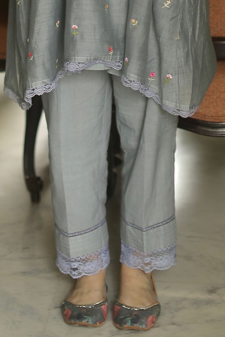 Grey Embroidered Kurta Set by Begum Pret at Pernia's Pop Up Shop