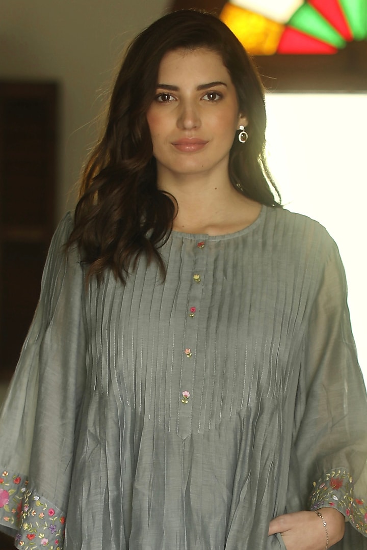 Grey Embroidered Kurta Set by Begum Pret at Pernia's Pop Up Shop