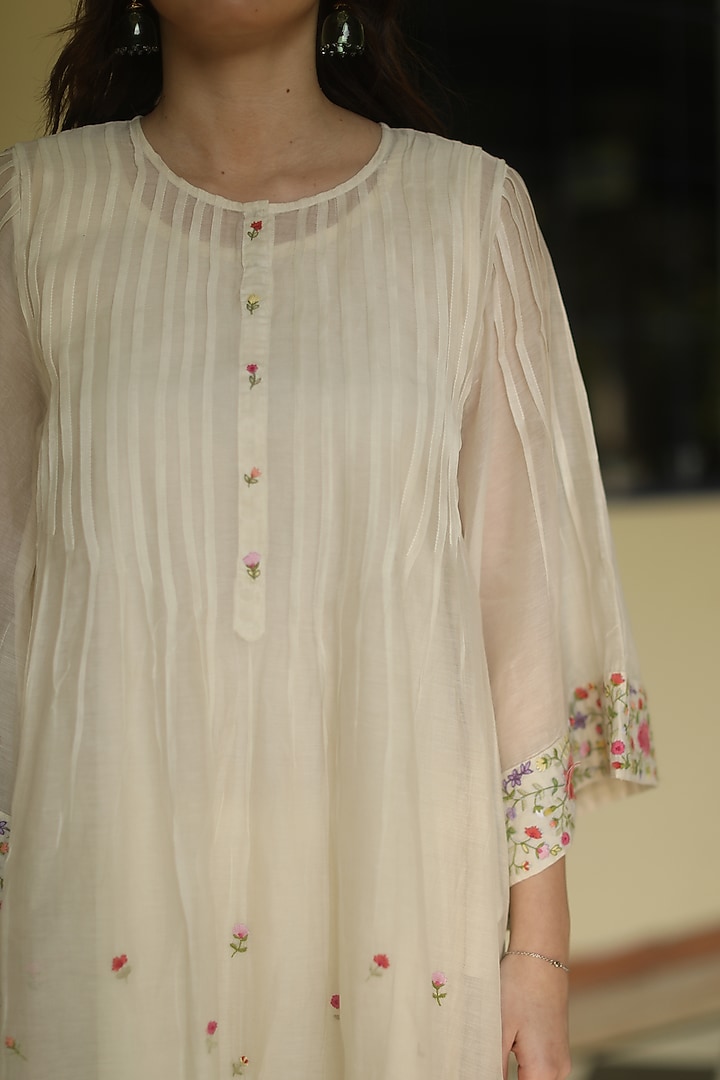 Ivory Embroidered Kurta Set by Begum Pret at Pernia's Pop Up Shop