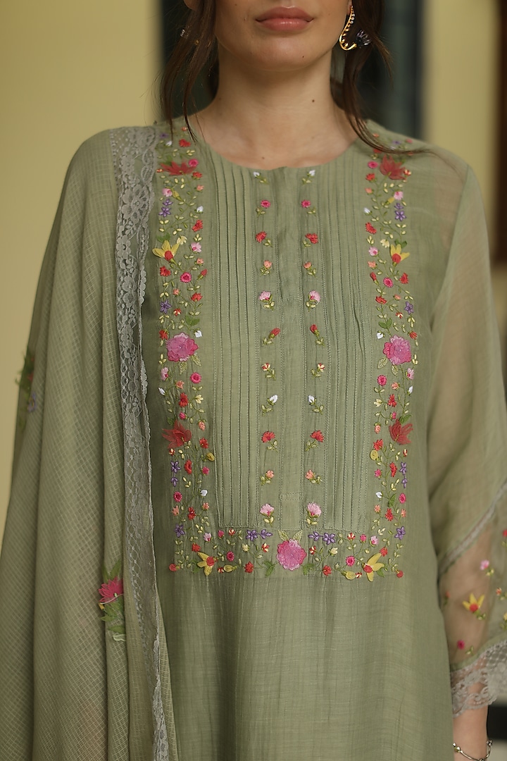 Olive Green Embroidered Kurta Set by Begum Pret at Pernia's Pop Up Shop