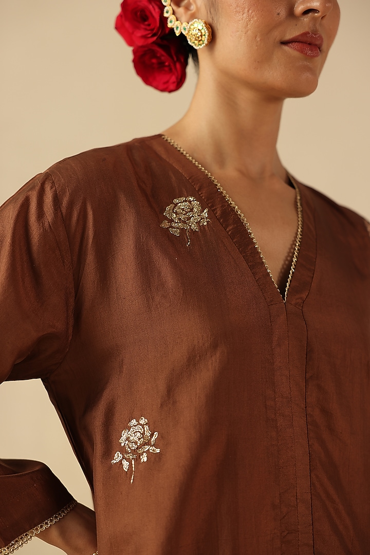 Copper Banarasi Silk Rose Motif Hand Embroidered Kurta Set by Begum Pret at Pernia's Pop Up Shop